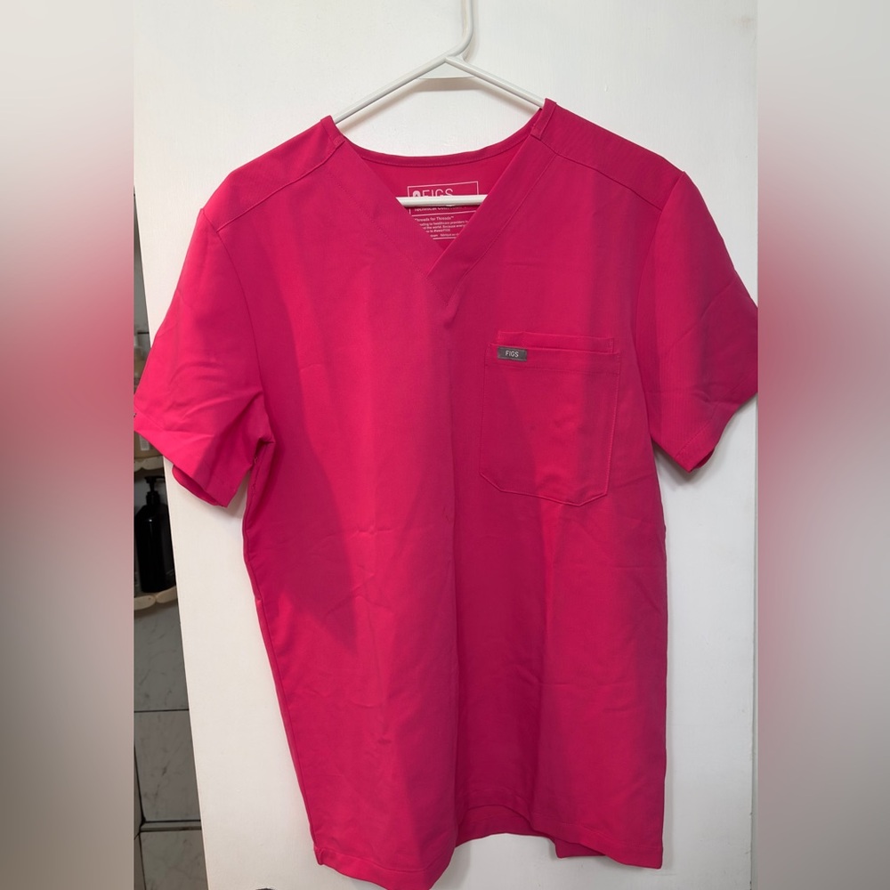 💖Hot Pink💖 
Figs Men’s Leon Three-Pocket Scrub Top 
Size Small
Used - Like New